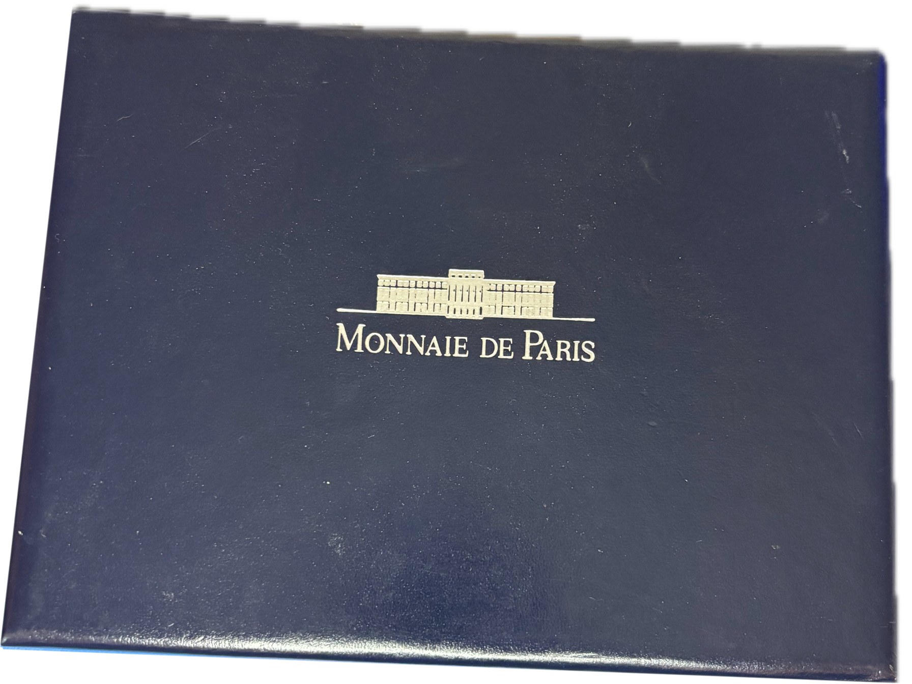 Coffret bleu nuit Monnaie de Paris fermé édition 50e anniversaire Libération frappé doré