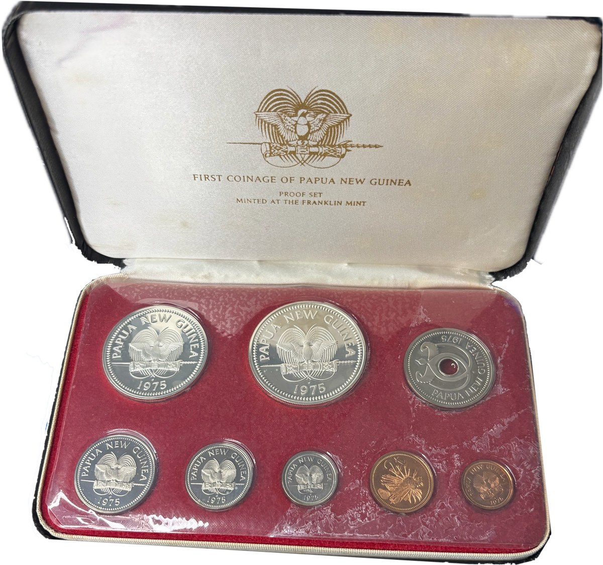 Coffret bois Franklin Mint ouvert montrant la série complète 1975 sous plastique